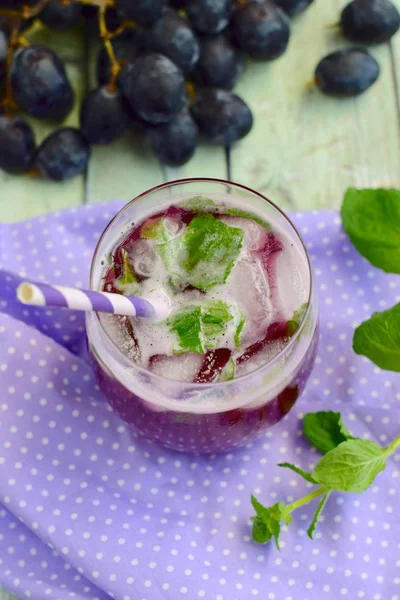 Refreshing Red Grape Beverage Glass Ice Cubes Garnish Mint Leaves — Foto de Stock