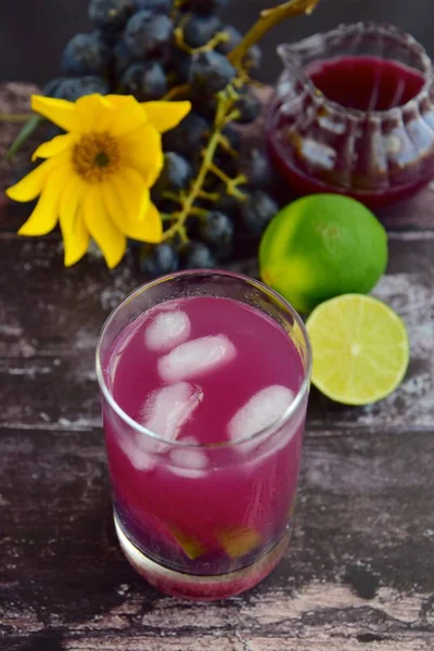 Refreshing Red Grape Beverage Glass Ice Cubes Garnish Mint Leaves — ストック写真