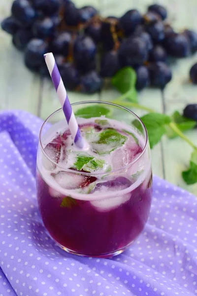 Refreshing Red Grape Beverage Glass Ice Cubes Garnish Mint Leaves — Stockfoto