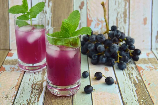 Bebida Uva Vermelha Refrescante Vidro Com Cubos Gelo Enfeite Com — Fotografia de Stock