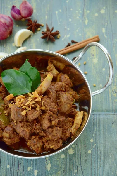 仁当巴东 用椰奶和香料煮熟的牛肉 印尼食品 — 图库照片