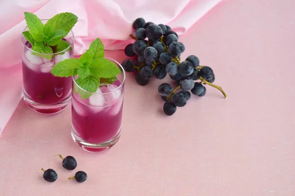 Refreshing Red Grape Beverage Glass Ice Cubes Garnish Mint Leaves — Foto de Stock