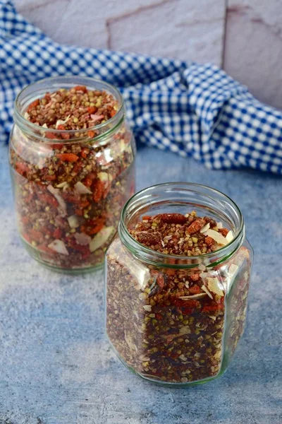 Hausgemachtes Schokoladen Müsli Mit Buchweizen Goji Beeren Rosinen Und Kokosraspeln Stockfoto