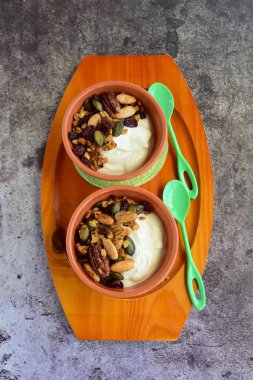 Ev yapımı granola ve Yunan yoğurdu.