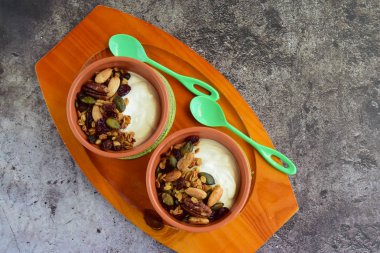 Ev yapımı granola ve Yunan yoğurdu.