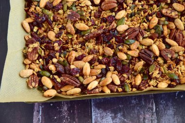 Yulaf, badem, ceviz, kabak çekirdeği ve akçaağaç şurubundan yapılmış ev yapımı granola.