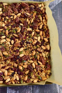 Yulaf, badem, ceviz, kabak çekirdeği ve akçaağaç şurubundan yapılmış ev yapımı granola.