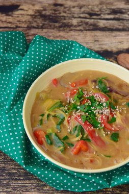 Ispanaklı nohut çorbası, kırmızı dolma biber ve maydanozlu çikolata ve susam tohumlu garnitür.