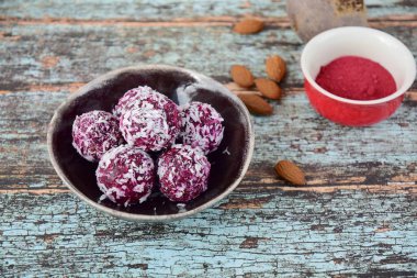 Pancar bademi Hindistan cevizi enerji topları