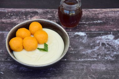 Bubur Sumsum Biji Salak, Endonezya pirinç unu tatlı patates glutinous pirinç topları ile servis edilen, palmiye şekeri soslu. Ramazan ayında oruç tutmak için popüler yiyecekler