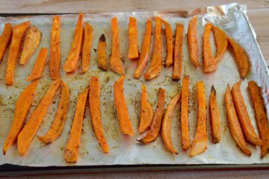 Pişirmeden önce baharatlı patates kızartması.