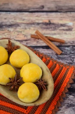 Nastar, geleneksel Endonezya usulü ananaslı tart kurabiyeleri, tarçınlı, anason ve karanfilli garnitür. Kurban Bayramı 'nı veya İdul Fitri' yi kutlamak için hizmet edin.