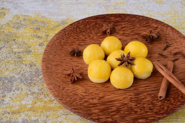 Nastar, geleneksel Endonezya usulü ananaslı tart kurabiyeleri, tarçınlı, anason ve karanfilli garnitür. Kurban Bayramı 'nı veya İdul Fitri' yi kutlamak için hizmet edin.