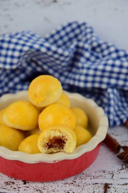 Nastar, geleneksel Endonezya usulü ananaslı tart kurabiyeleri, tarçınlı, anason ve karanfilli garnitür. Kurban Bayramı 'nı veya İdul Fitri' yi kutlamak için hizmet edin.