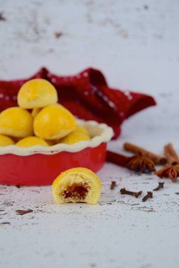 Nastar, geleneksel Endonezya usulü ananaslı tart kurabiyeleri, tarçınlı, anason ve karanfilli garnitür. Kurban Bayramı 'nı veya İdul Fitri' yi kutlamak için hizmet edin.