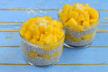 Hindistan cevizli mango chia tohumu pudingi. Mavi arkaplan