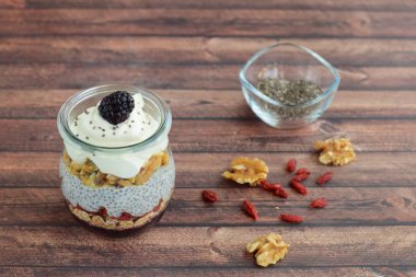 Cevizli Chia kahvaltı pudingi, üzümlü, yulaflı, yoğurtlu ve böğürtlenli