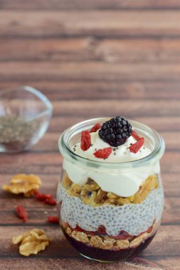 Cevizli Chia kahvaltı pudingi, üzümlü, yulaflı, yoğurtlu ve böğürtlenli