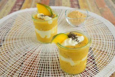 Mango püresi, Yunan yoğurdu, chia tohumu ve macalı tatlı veya kahvaltı.