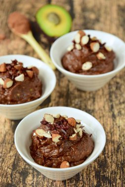 Kesilmiş badem ve kakao parçalı avokado çikolatalı mus.