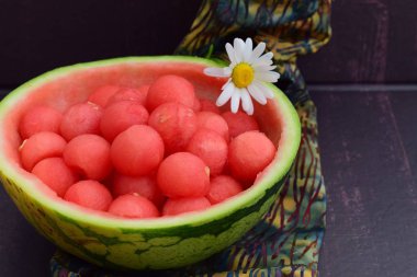 Karpuz kabında karpuz topları, papatya çiçeğiyle süslenmiş.