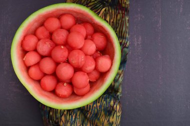 Karpuz kabında karpuz topları, papatya çiçeğiyle süslenmiş.