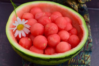 Karpuz kabında karpuz topları, papatya çiçeğiyle süslenmiş.