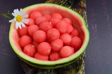 Karpuz kabında karpuz topları, papatya çiçeğiyle süslenmiş.