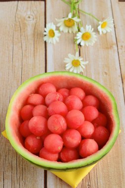 Karpuz kabında karpuz topları, papatya çiçeğiyle süslenmiş.