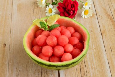 Karpuz kabında karpuz topları, papatya çiçeğiyle süslenmiş.