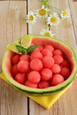 Karpuz kabında karpuz topları, papatya çiçeğiyle süslenmiş.