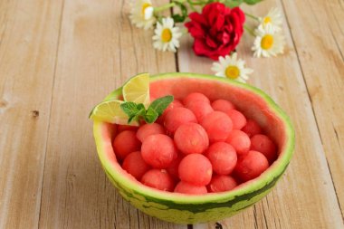 Karpuz kabında karpuz topları, papatya çiçeğiyle süslenmiş.