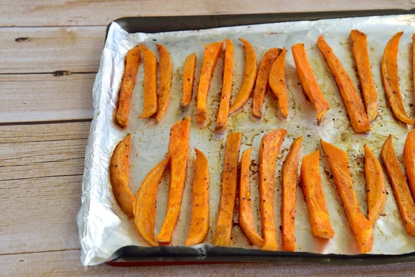 Frites Van Zoete Aardappelen Voor Het Bakken — Stockfoto