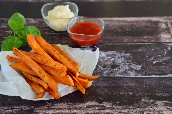 Geroosterde Zoete Aardappelpartjes Met Mayonaise Ketchup Saus — Stockfoto