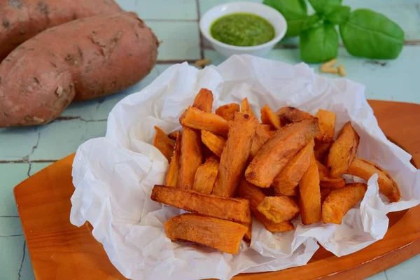 Zoete Aardappel Frietjes Met Pesto Dip Garnering Met Basilicum Bladeren — Stockfoto