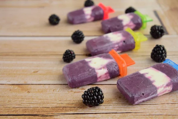 Böğürtlenli yoğurt dondurması yakın plan.