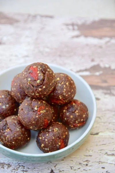 Chocolate Goji Berry Raisin Quinoa Amaranth Energy Balls — стоковое фото