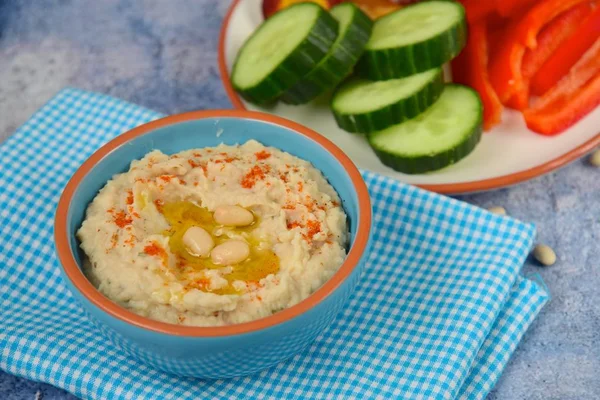 White Bean Hummus Red Bell Pepper Sticks Sliced Cucumber Purple — Stock Photo, Image