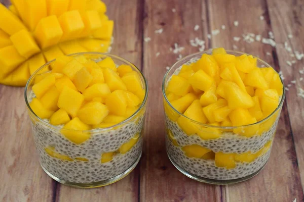 Hindistan cevizli mango chia tohumu pudingi. Mavi arkaplan