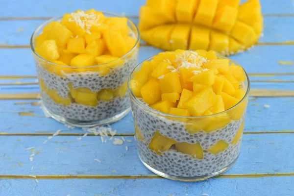 Hindistan cevizli mango chia tohumu pudingi. Mavi arkaplan
