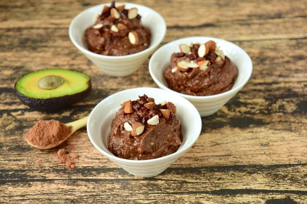 Çikolatalı avokado mousse 'a yakın çekim