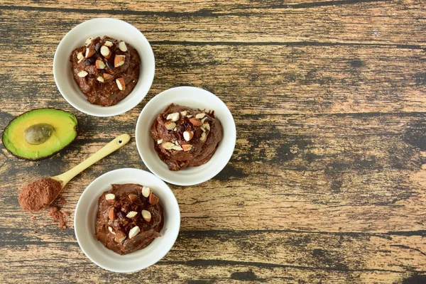 Шоколадный Мусс Авокадо Нарезанным Миндалем Какао — стоковое фото
