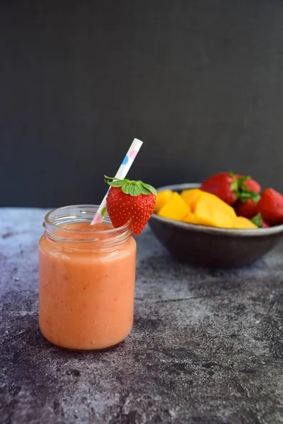 Frullato Fragole Mango Alla Papaya Vegana Fresco Sano — Foto Stock