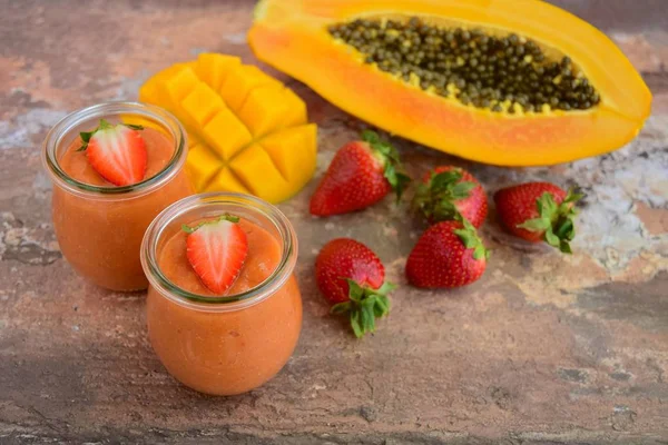 Fresh Healthy Vegan Papaya Mango Strawberry Smoothie — Foto de Stock