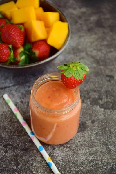 Frischer Gesunder Veganer Papaya Mango Erdbeer Smoothie — Stockfoto