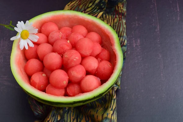 Watermelon Balls Watermelon Skin Bowl Garnish Daisy Flower — Stock Photo, Image