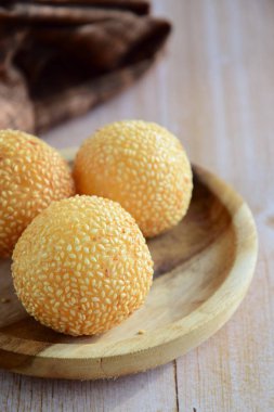 Susam tohumu topları ya da Onde-onde. Endonezya geleneksel sokak yemekleri. glutinous pirinç unu susam tohumlarıyla kaplı mung fasulyesi ezmesi ile doldurulmuş.