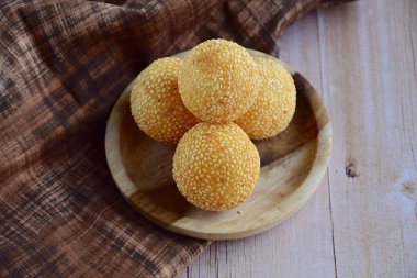Susam tohumu topları ya da Onde-onde. Endonezya geleneksel sokak yemekleri. glutinous pirinç unu susam tohumlarıyla kaplı mung fasulyesi ezmesi ile doldurulmuş.