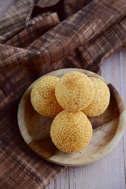 Susam tohumu topları ya da Onde-onde. Endonezya geleneksel sokak yemekleri. glutinous pirinç unu susam tohumlarıyla kaplı mung fasulyesi ezmesi ile doldurulmuş.