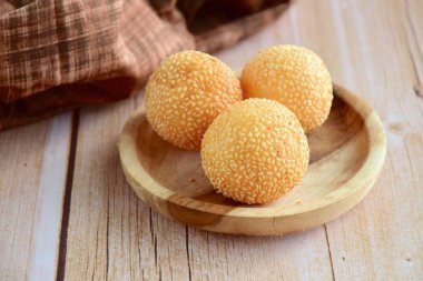 Susam tohumu topları ya da Onde-onde. Endonezya geleneksel sokak yemekleri. glutinous pirinç unu susam tohumlarıyla kaplı mung fasulyesi ezmesi ile doldurulmuş.